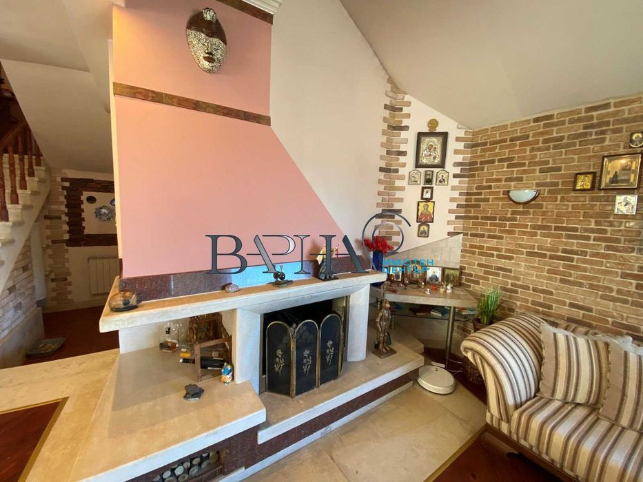 Обзаведена триетажна къща във Виница