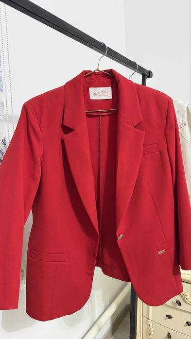 Әртүрлі түсте пиджактар бар