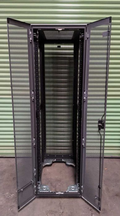 HP 10642 42U Server Rack Cabinet – uși perforate – 19″ (3 buc)