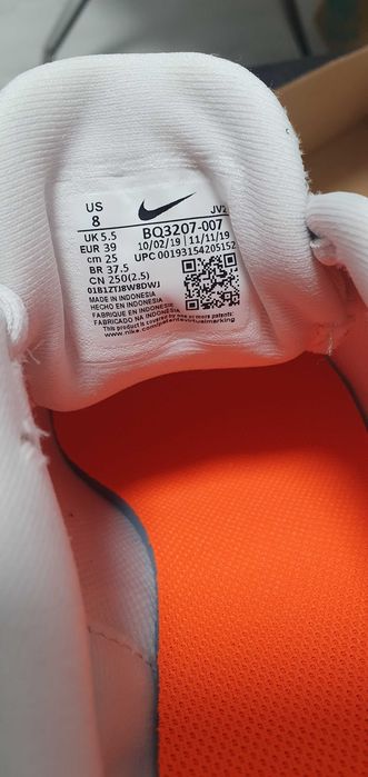 Чисто нови неизползвани оригинални маратонки за бягане Nike Revolution 5.