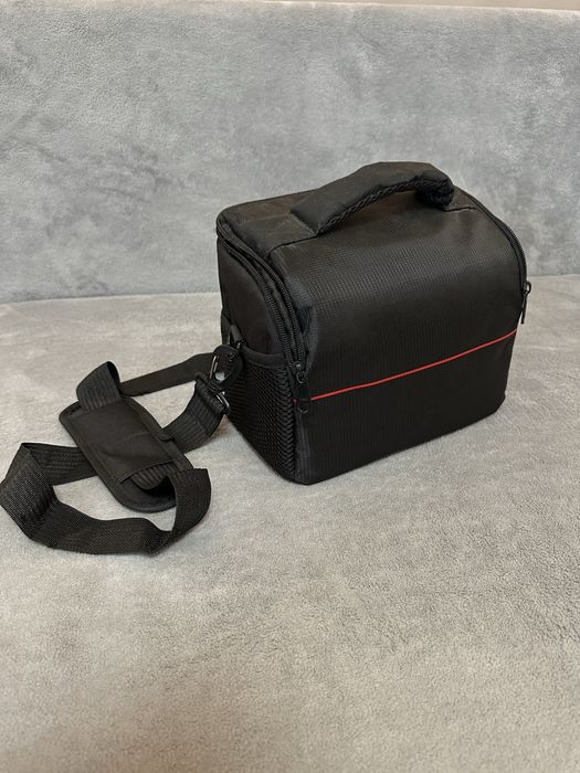 Фотоапарат Canon EOS 700D с обектив EFS 18-55mm, подарък статив