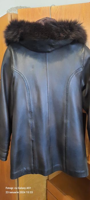 Vând haina de piele