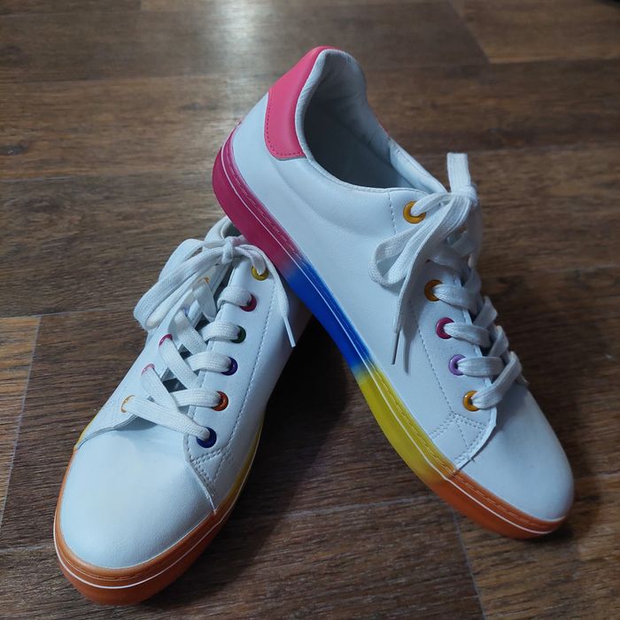 Продам новые кроссовки