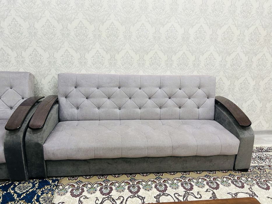 Диван с двумя креслами.