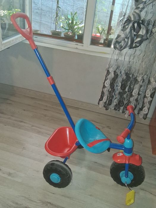 Bicicleta cu trei rotii și mâner