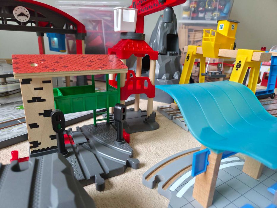 Set mare trenulete Lidl Playtive si IKEA, gari, 2 trenuri RC, locomotiva interactiva, 287 sine