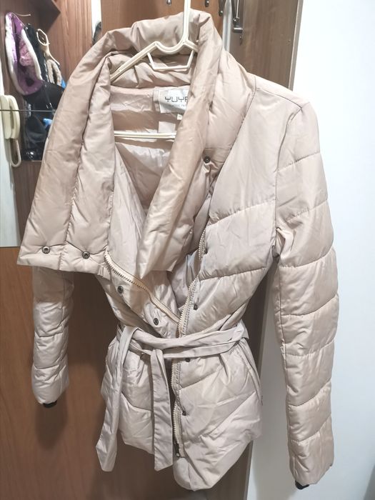 Леко, но елегантно топло яке с дебела пухкава подплата