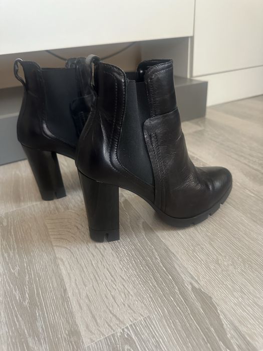 Черни боти с ток