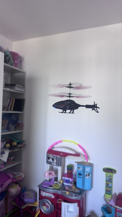 Elicopter care zboară cu telecomanda