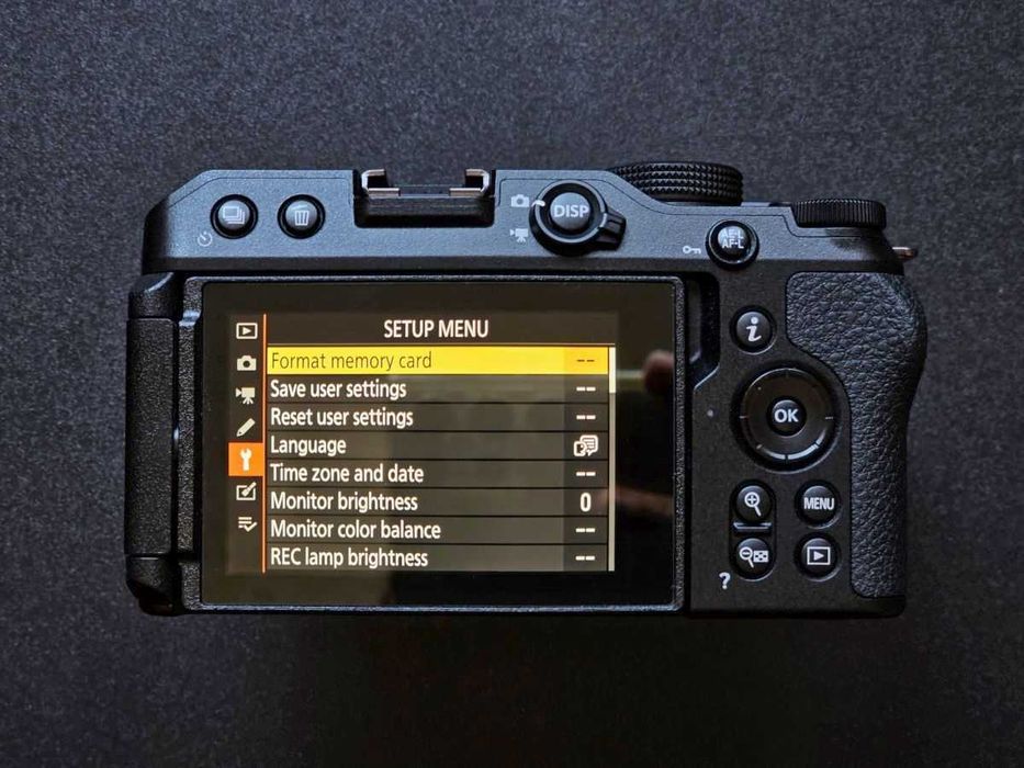 Nikon Z30 cu 2000 de cadre - body SAU aditional cu Nikon Z 28mm f2.8 - in garantie