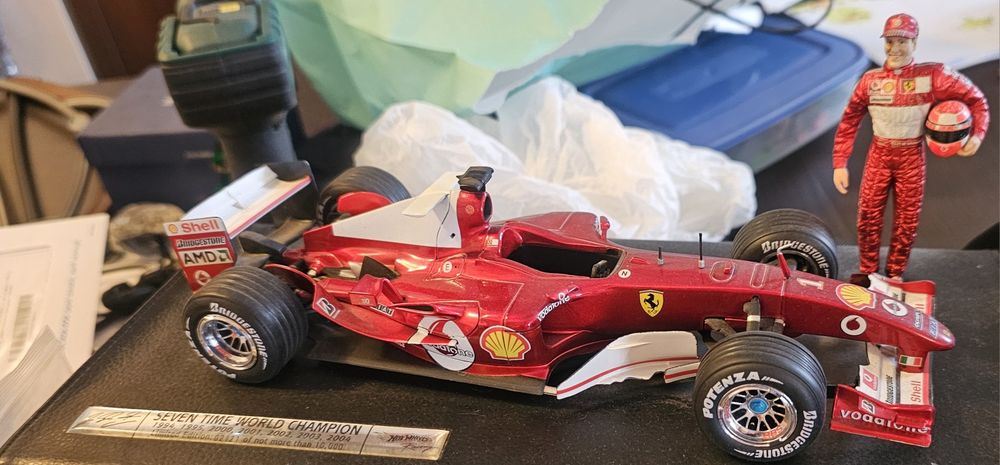 Macheta Hot Wheels F1 Michael Schumacher Seven time wolrd champion 1:18