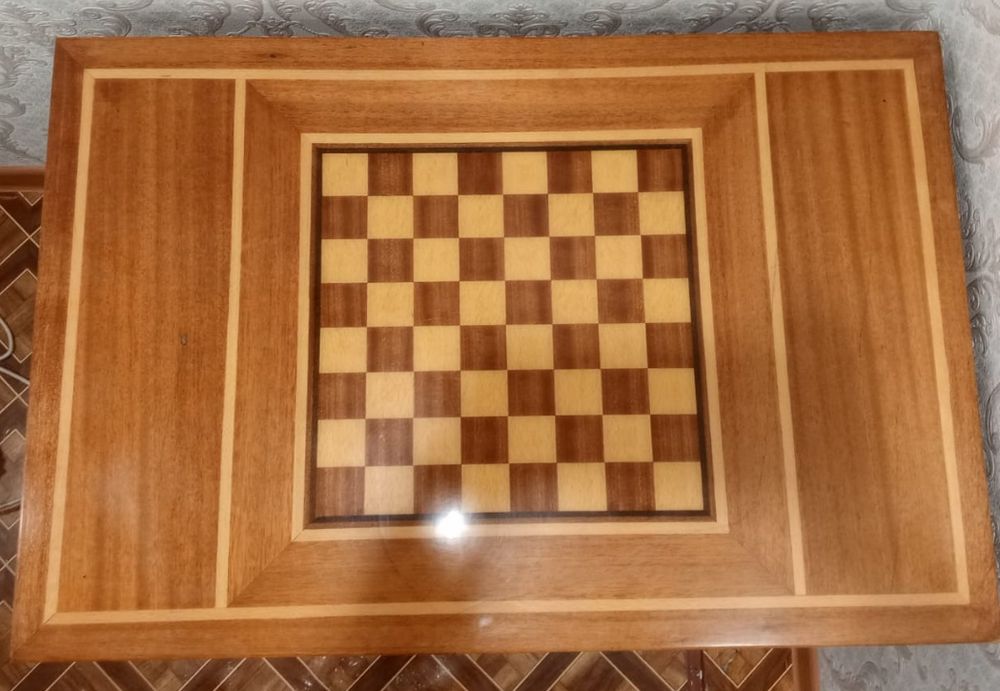 Шахматный стол из дерева