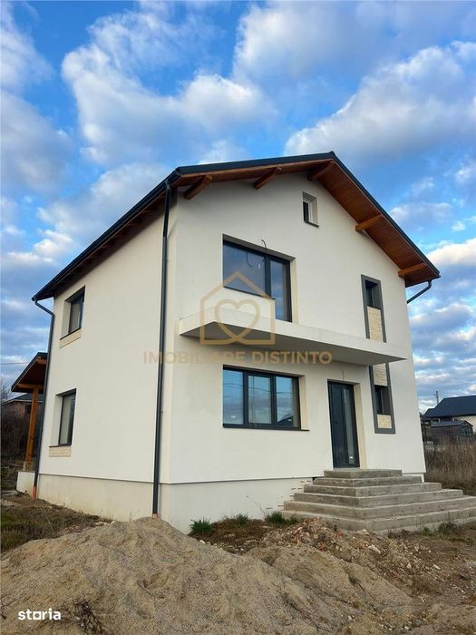 Casa cu 4 camere 5 ari teren