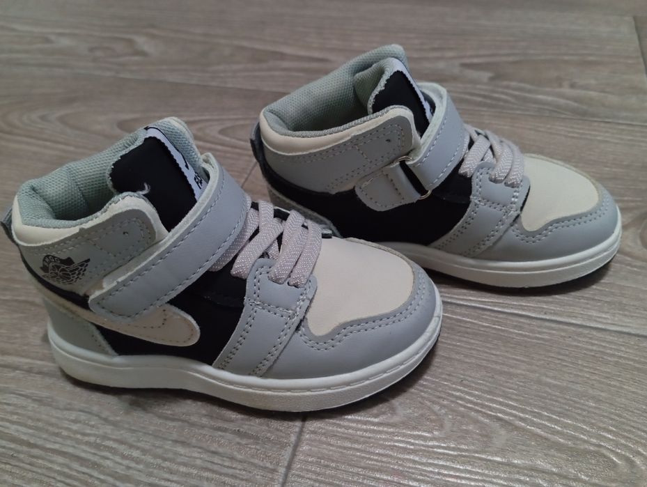 Продам детские демисезонные кроссовки