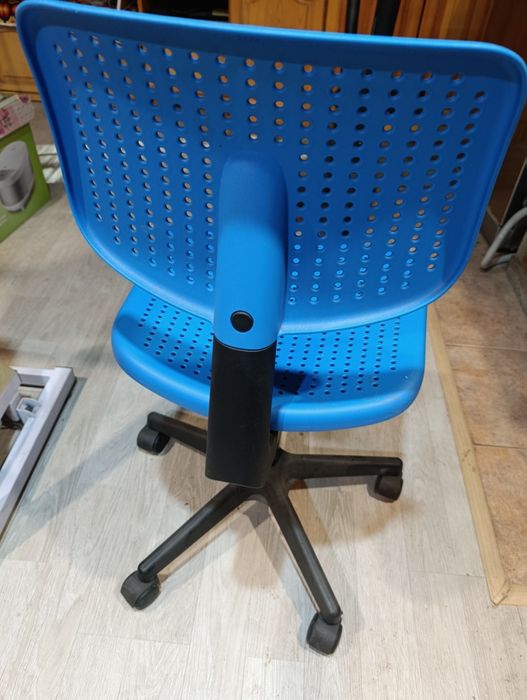 Въртящ се детски стол