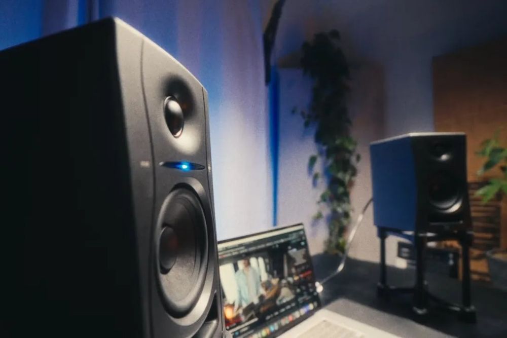 Продам студийные мониторы Kali audio lp unf