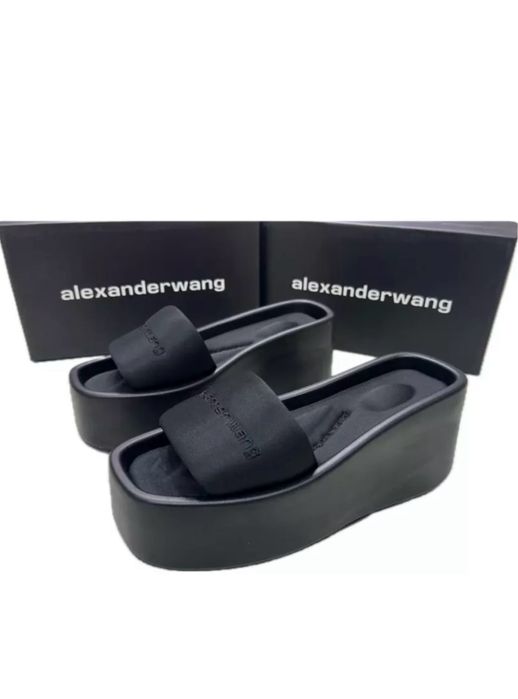 Продам босоножки