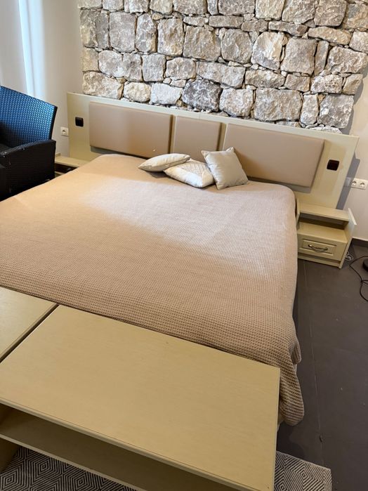 Спалня с две нощни шкафчета