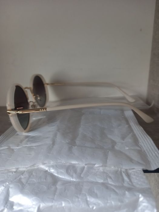 Продаются солнцезащитные очки. Новые. Круглые. На небольшое лицо.