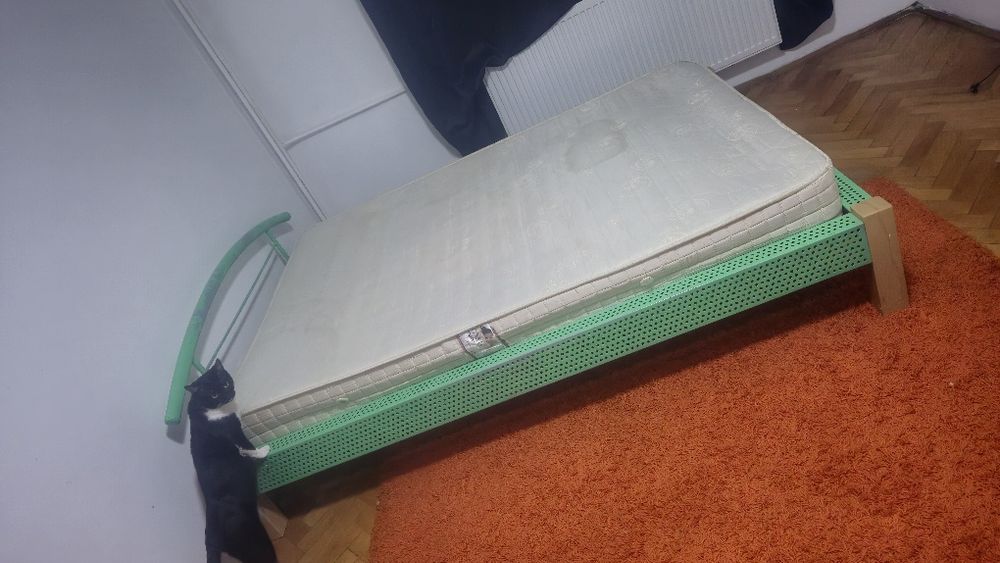 Vând pat . Din fier . Cu tot cu saltea