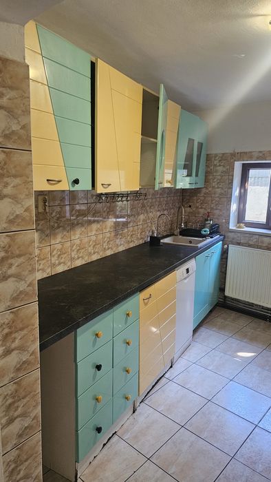 Mobila bucatarie verde cu bej