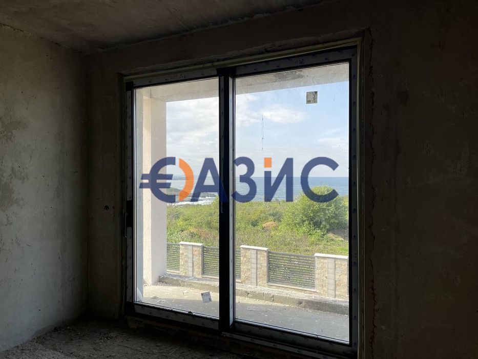 Двуетажна вила с басейн на първа линия море в комплекс "Синеморец