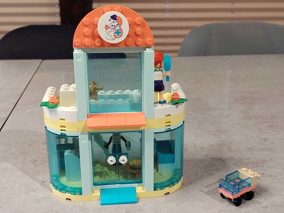 Lego Friends 41695 Clinica animalelor. Lego a fost construit o singura data si este ca nou.