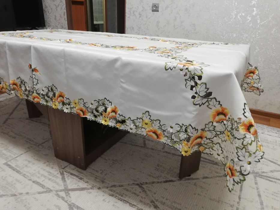 Продам новогоднюю скатерть.