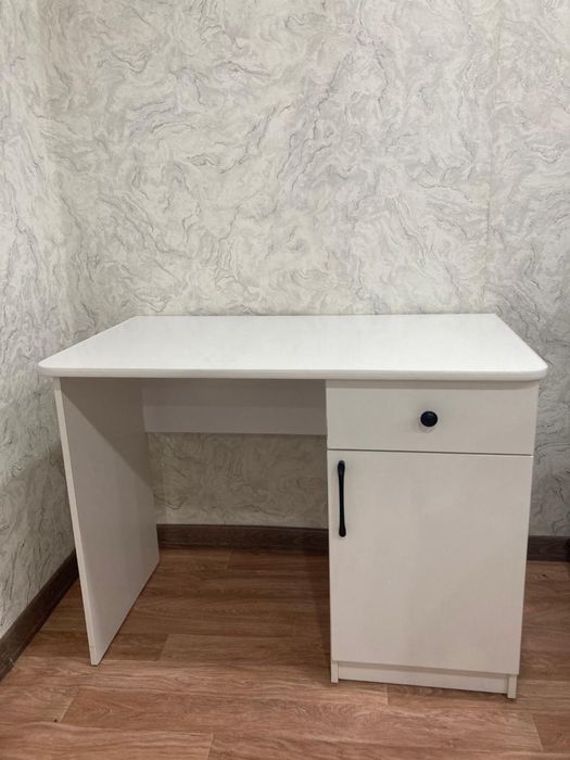 Продам стол.