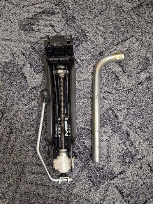 Cric și cheie roti vw