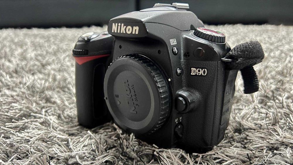 Nikon D90 + doua obiective + Blitz Nikon SB900