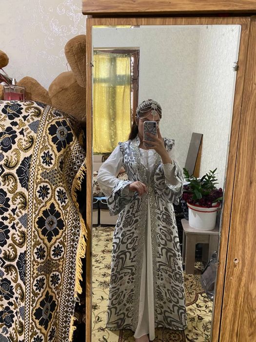 Milliy libos bazasi bilan birga. Bir marta kelin salomga kiyilgan