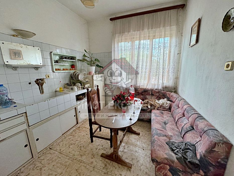 Самостоятелна къща 176кв.м, парцел 900кв.м, в центъра на село Червен