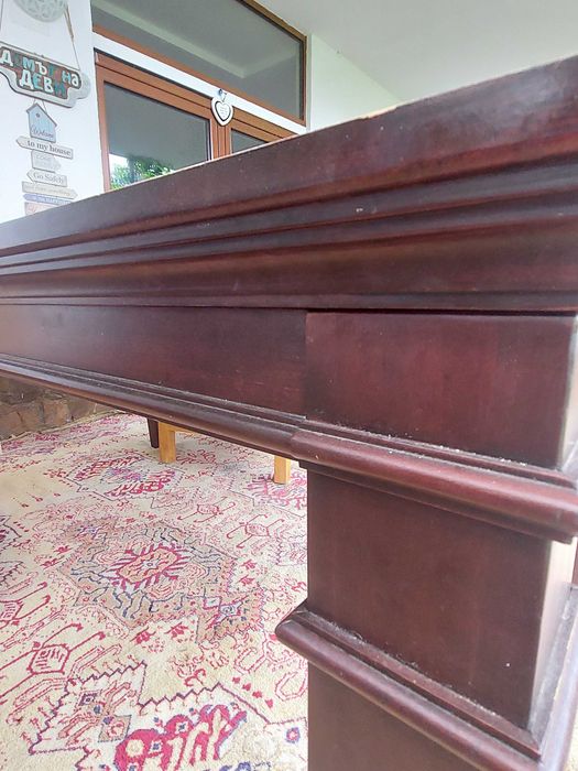 Голяма маса от масивно дърво