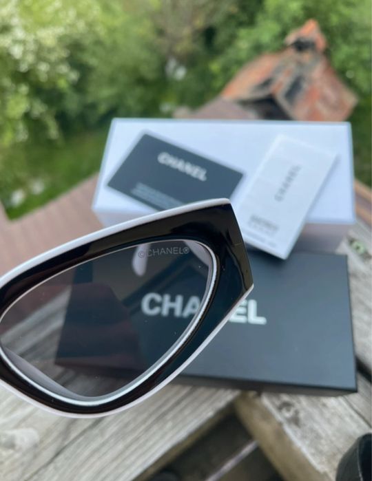 Ochelari de soare Chanel | Accesoriile incluse