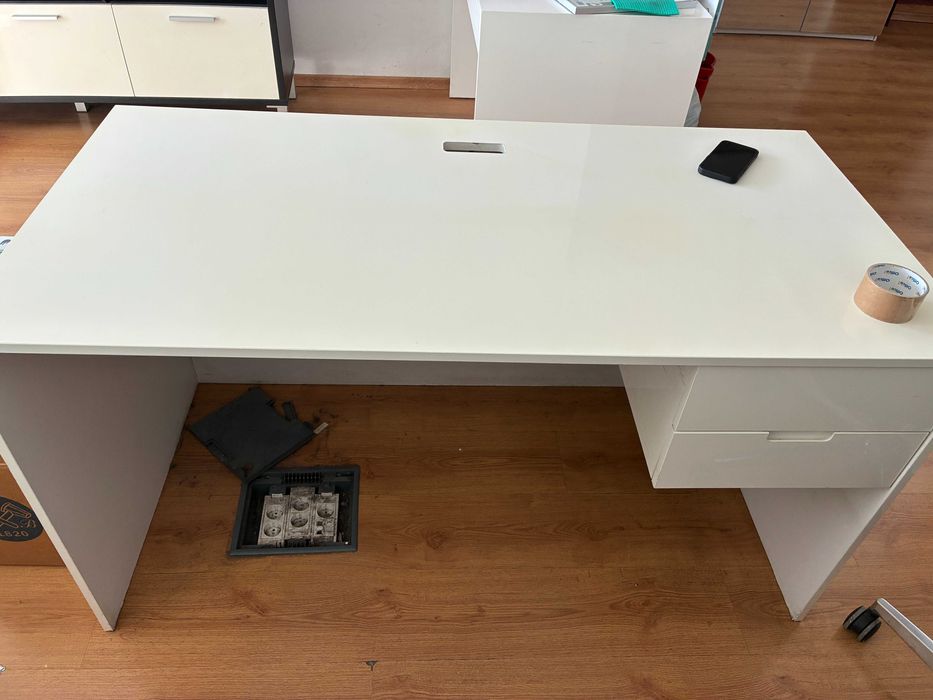 Бяло бюро със шкафчета