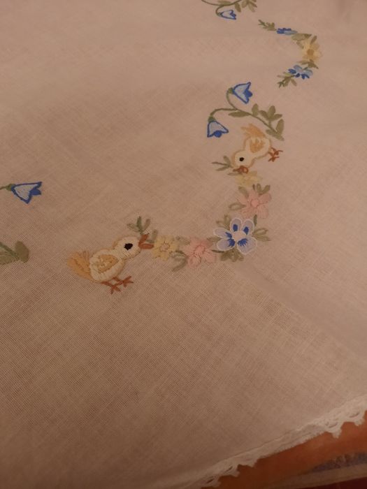 Față de masă rotunda cu broderie puișori