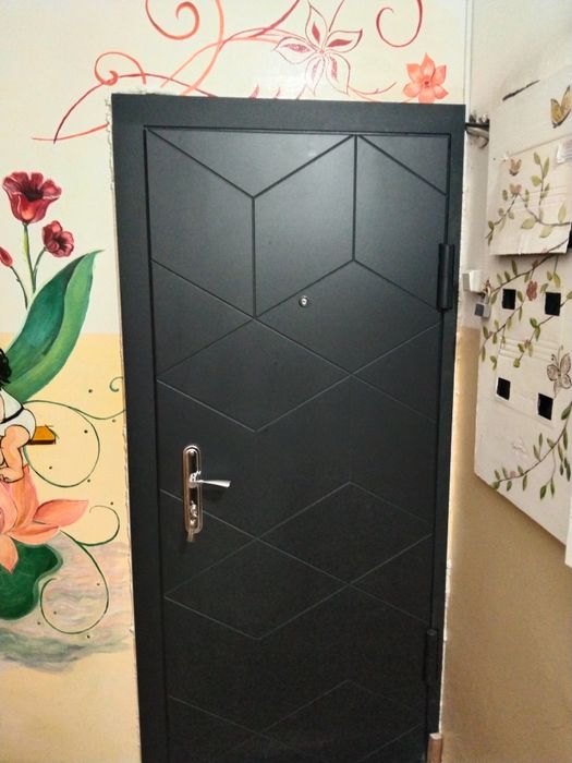 Обшивка входных железных дверей.Обновление,установка дверей и замков..