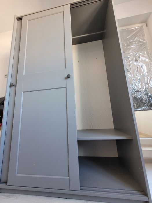 Dulap IKEA gri cu uși glisante – ideal pentru o persoană