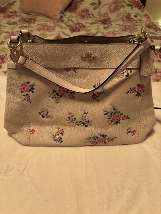 Coach model floral