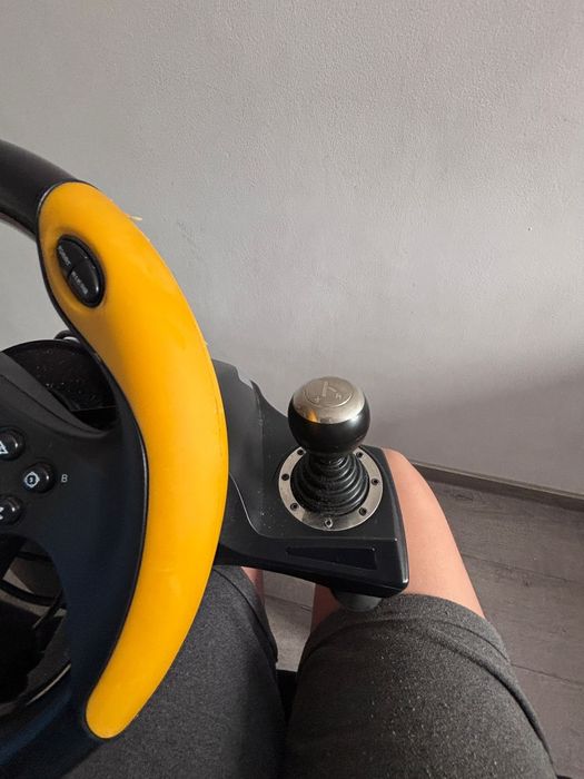 Vând volan gaming urgent