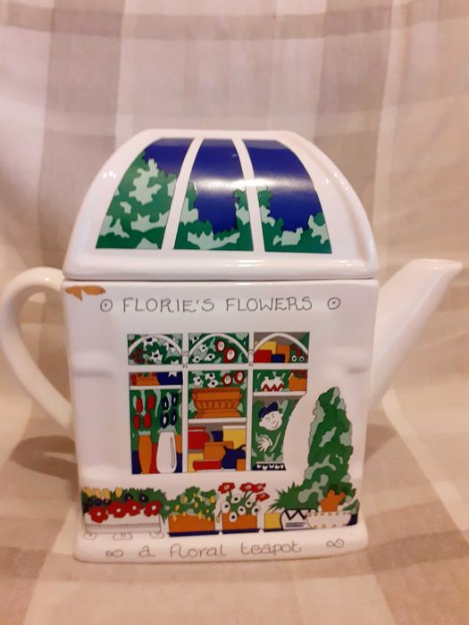 2 порцеланови чайника -  "Готвач" и "Цветарски магазин"