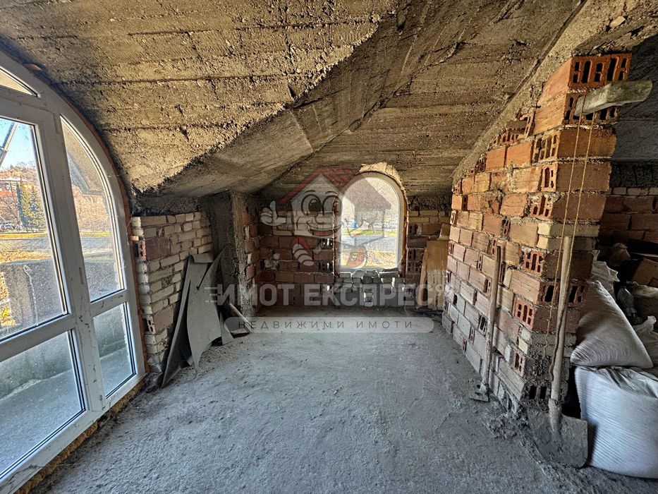 Етаж от къща, мансарден апартамент и гараж, Централна градска част