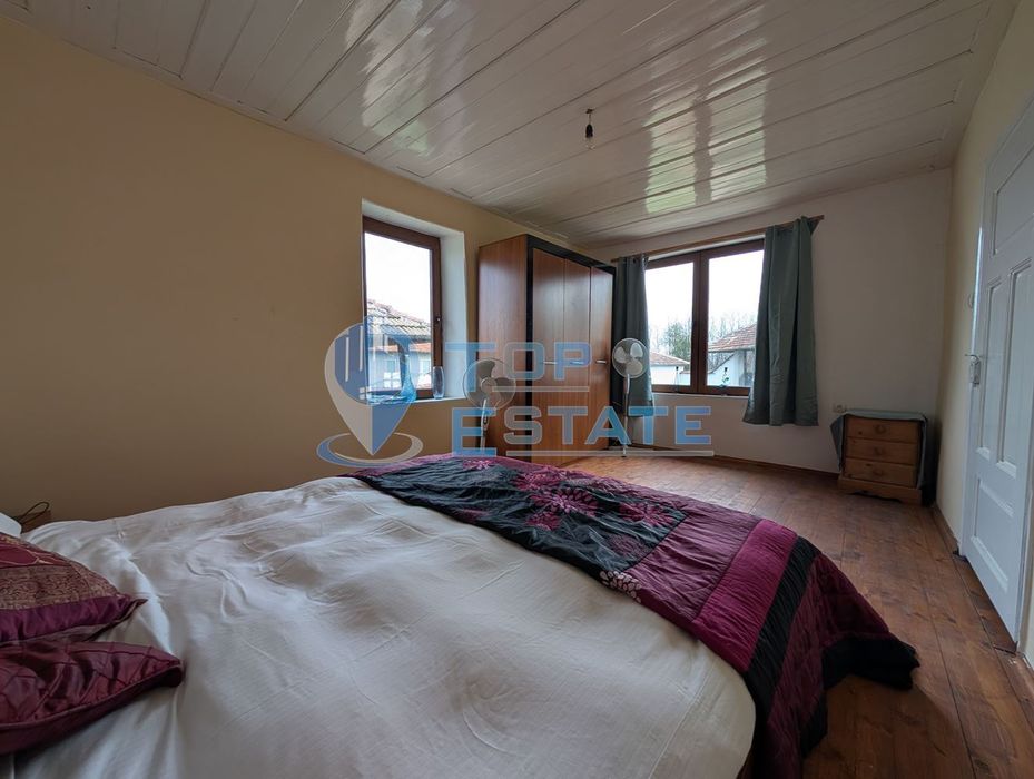 Двуетажна къща с голям двор и кладенец в село Ресен