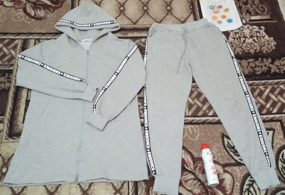 Seriy uzun  spotivka ayollar kiyimi tizzadan sal balandroq turadiff