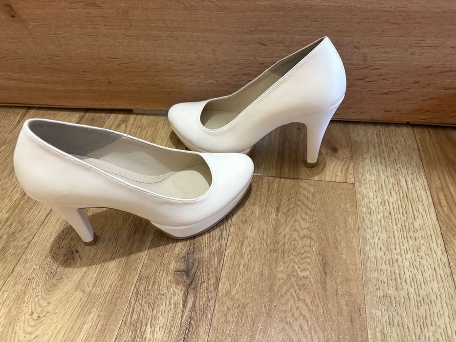 Бели обувки  на висок ток