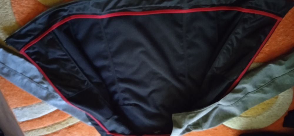 Сиво мъжко яке от непромокаема материя