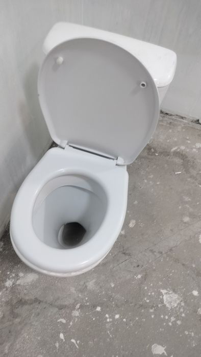 Унитаз в сборе в отличном состоянии