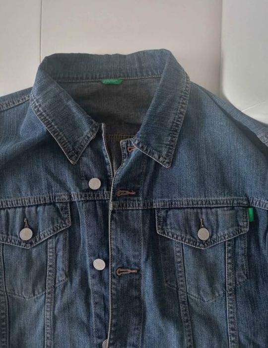 Vând geaca de blugi Benetton, produs de calitate superioara mărimea L.