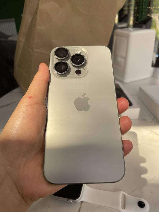 Продаю Apple Watch и iPhone 15 Pro 256 ГБ Titanium.